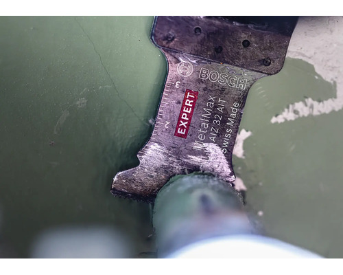 Bosch Expert MetalMax Tauchsägeblatt AIZ 32 AIT für Multitool beim Schneiden in Metall