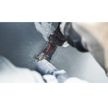 Ein oszillierendes Multifunktionswerkzeug mit Bosch Expert Tauchsägeblatt schneidet Metall.
