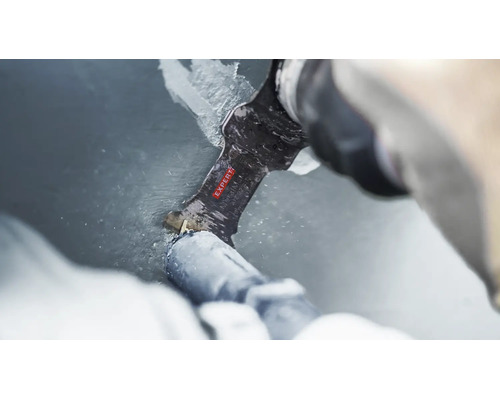 Ein oszillierendes Multifunktionswerkzeug mit Bosch Expert Tauchsägeblatt schneidet Metall.