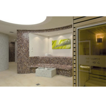 Moderner Wellnessbereich mit Infrarotkabine, gefliester Sitzbank mit Mosaik und Fußbadewanne in einem eleganten und entspannenden Ambiente.
