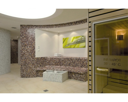 Moderner Wellnessbereich mit Infrarotkabine, gefliester Sitzbank mit Mosaik und Fußbadewanne in einem eleganten und entspannenden Ambiente.