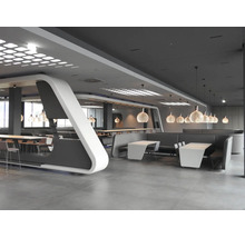 Moderne Kantine mit futuristischem Design, Essbereich mit Tischen, Sitzbänken und Pendelleuchten in einem organisierten, hellen Ambiente.