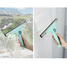 Ein Fensterabzieher für die Reinigung von Fenstern und glatten Oberflächen in der Hand gehalten.