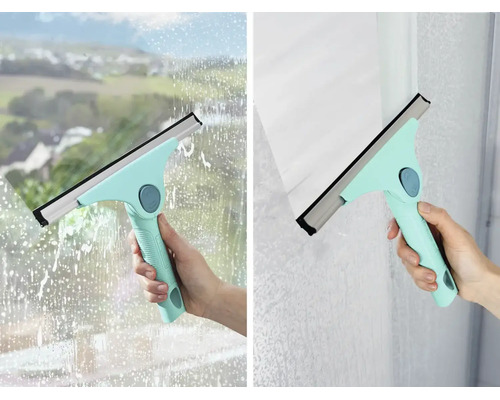 Ein Fensterabzieher für die Reinigung von Fenstern und glatten Oberflächen in der Hand gehalten.