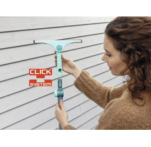 Eine Person befestigt einen Fensterabzieher mit Leifheit Klicksystem an einem Teleskopstiel zur Fensterreinigung.