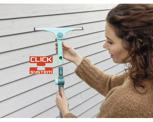 Eine Person befestigt einen Fensterabzieher mit Leifheit Klicksystem an einem Teleskopstiel zur Fensterreinigung.