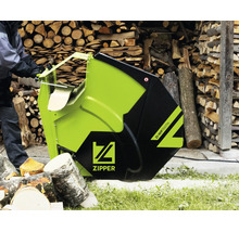 Zipper Wippsäge ZI-WP700TN im Einsatz zum Schneiden von Brennholz vor einem Holzstapel.