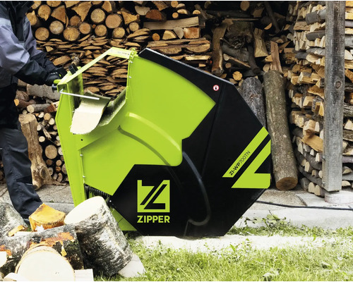 Zipper Wippsäge ZI-WP700TN im Einsatz zum Schneiden von Brennholz vor einem Holzstapel.
