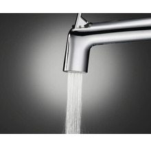 Küchenarmatur mit herausziehbarer Brause und fließendem Wasserstrahl