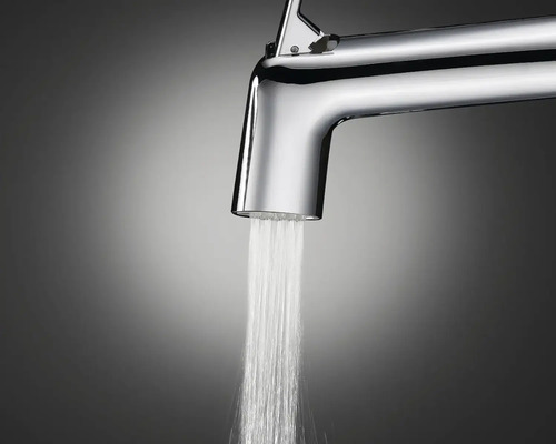 Küchenarmatur mit herausziehbarer Brause und fließendem Wasserstrahl