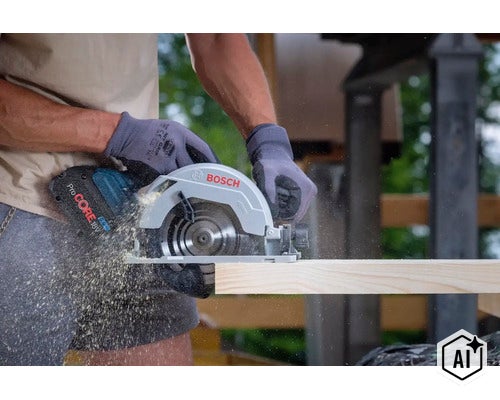 Eine Person benutzt eine akkubetriebene Bosch Handkreissäge mit einem ProCORE 18 Volt Akku, um einen Holzbalken auf einer Baustelle zu sägen. (Image AI modified or generated)