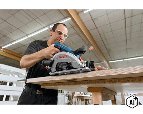 Handwerker mit Schutzbrille nutzt eine Bosch Handkreissäge zum Zuschneiden einer Holzplatte in einer Werkstatt. (Image AI modified or generated)