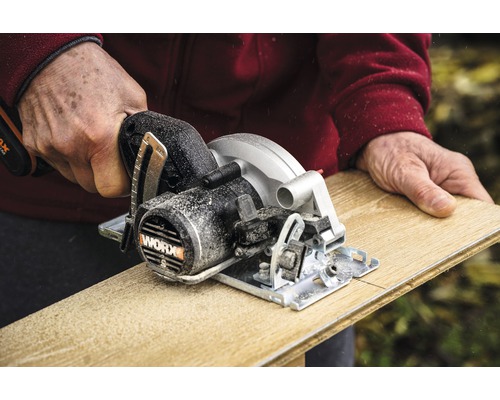 Eine Person sägt ein Holzbrett mit einer Handkreissäge von WORX.