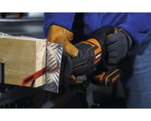 Eine Person sägt mit einer oszillierenden Säge ein Holzstück mit Metallverkleidung. Das Werkzeug ist von Worx.