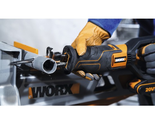Akku Säbelsäge beim Schneiden eines Rohres auf einem Werkstatttisch. Logo der Firma Worx.