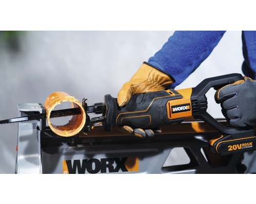 Worx Säbelsäge schneidet Kunststoffrohr