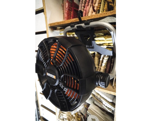 Worx Logo. Mobiler Ventilator mit Aufhängung an einem Regal.