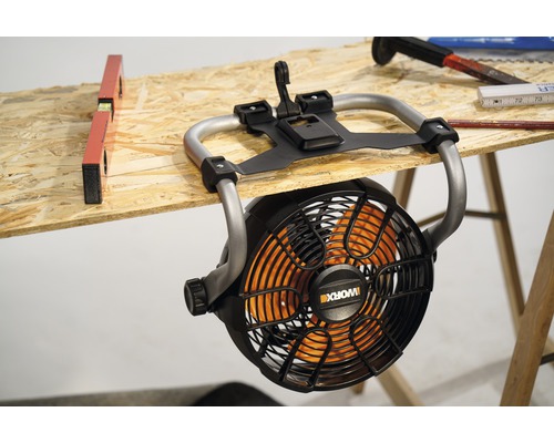 Worx Logo auf Baustellenventilator befestigt an Werkbank