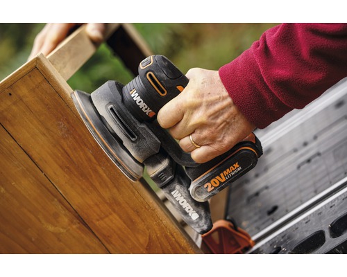 Akkuschleifer im Einsatz auf Holz