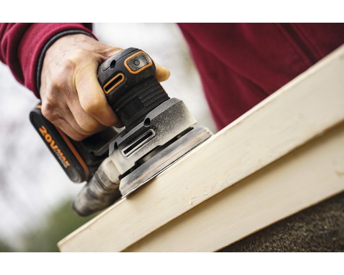 Akku-Schwingschleifer im Einsatz auf Holzoberfläche