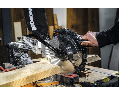 Kapp- und Gehrungssäge beim Sägen eines Holzstücks.