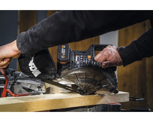 Akkukapp- und Gehrungssäge beim Sägen eines Holzstücks