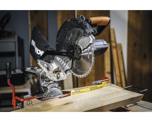 Kapp- und Gehrungssäge mit Holzbrett