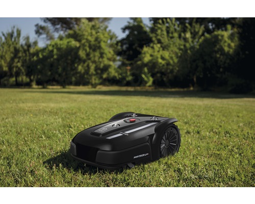 Schwarzer Mähroboter auf Rasen