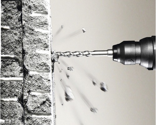Bohrmaschine bohrt in Steinwand