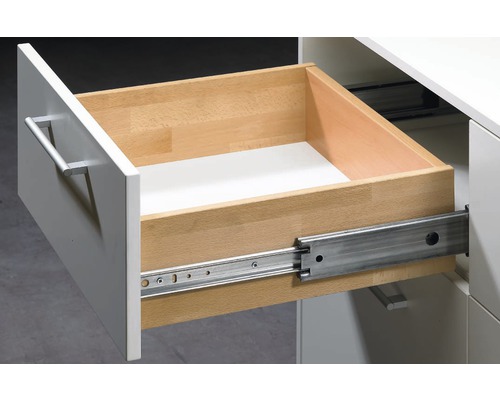 Offene Schublade mit Griff und Metallschiene