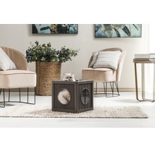 Katze in einem modularen Katzenhaus aus Rattan im Wohnzimmer.