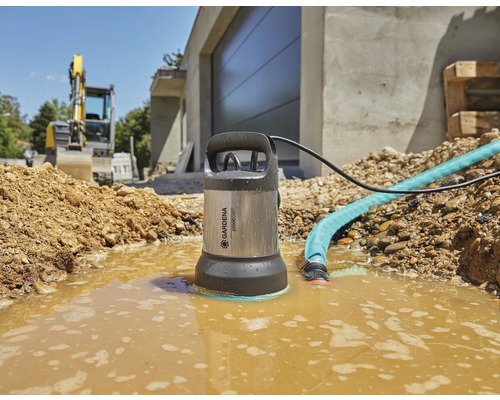 Gardena Schmutzwasserpumpe 25000 Dry im Einsatz auf einer Baustelle mit Bagger