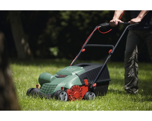 Rasenlüfter im Einsatz auf einer Grünfläche