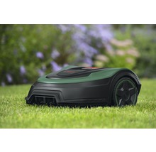 Rasenmähroboter auf Rasenfläche