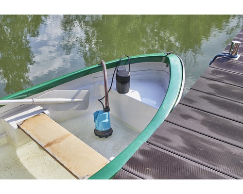 Tauchpumpe im Boot auf dem Wasser