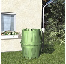 Regentonne aus Kunststoff neben einem Haus mit Fallrohr