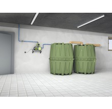 Installation mit zwei Regenwassertanks und Pumpe im Kellerraum.