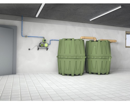 Installation einer Regenwassernutzungsanlage mit zwei Tanks und einer Pumpe in einem Raum.