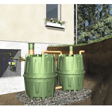 Zwei Kunststoff Zisternen zur Regenwassernutzung sind teilweise in der Erde vergraben.