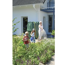 Szene mit einer Regentonne, Kindern und einer Frau im Garten vor einem Haus