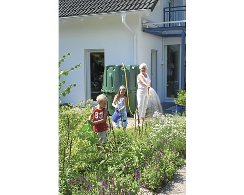 Szene mit einer Regentonne, Kindern und einer Frau im Garten vor einem Haus