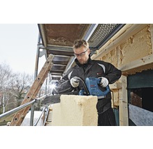 Ein Mann schneidet Dämmmaterial mit einer Dämmstoffsäge auf einem Gerüst. Bosch Logo.