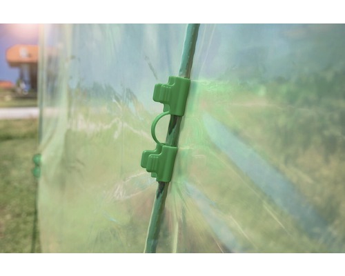 Grüner Folienclip zur Befestigung einer Gewächshausfolie