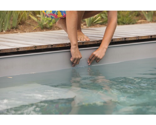 Person repariert Poolfolie mit Folienreparaturset