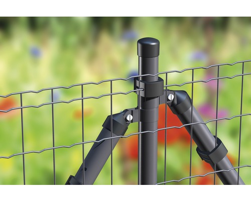 Detailansicht eines Zaunpfostens mit Streben und Drahtgitterzaun