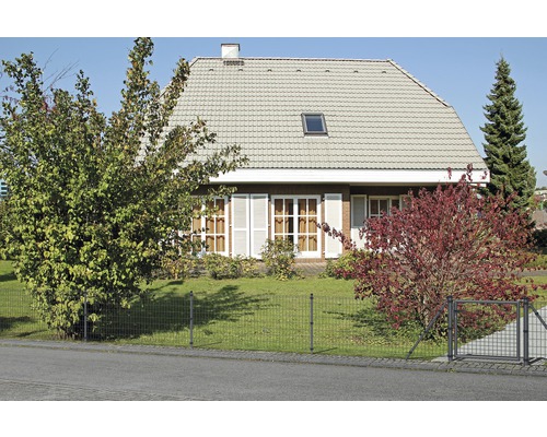 Einfamilienhaus mit Doppelstabmattenzaun und Gartentor