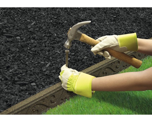 Gartenlandschaft mit Rasenkante, Hammer und Person