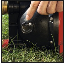 Detailaufnahme einer Gartenpumpe mit Inspektionsglas und Finger