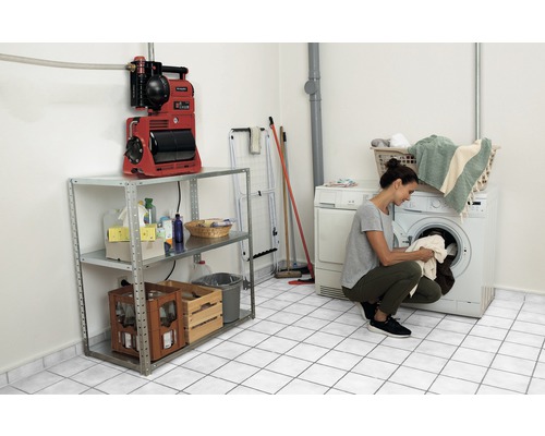 Hauswirtschaftsraum mit Waschmaschine, Regalen und Hauswasserwerk