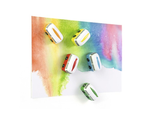 Dekorative Magnete in Busform auf einer Karte